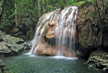 The warm waters of Agua Caliente make for a pleasurable day out near the north shore of Lake Izabel