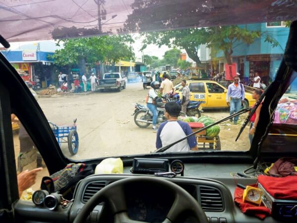 The hustle and bustle of Santa Marta seen from the bus. Photo: Axel Busch
