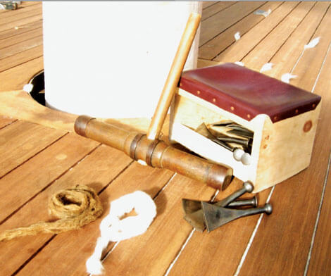 Cotton is white, oakum has Stockholm tar added as a preservative