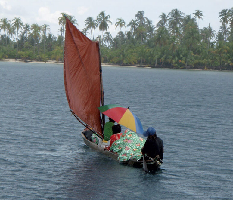 Kuna style boating in the rain